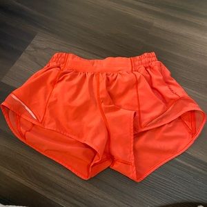 CORAL lululemon hotty hot 2.5 inch shorts